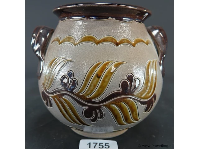 Keramieken pot met twee handvatten en een reliëfbladmotief in aardetinten, lijkend op traditioneel zoutgeglazuurd aardewerk uit west-duitsland (westerwald) - afbeelding 2 van  5