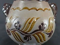 Keramieken pot met twee handvatten en een reliëfbladmotief in aardetinten, lijkend op traditioneel zoutgeglazuurd aardewerk uit west-duitsland (westerwald) - afbeelding 2 van  5