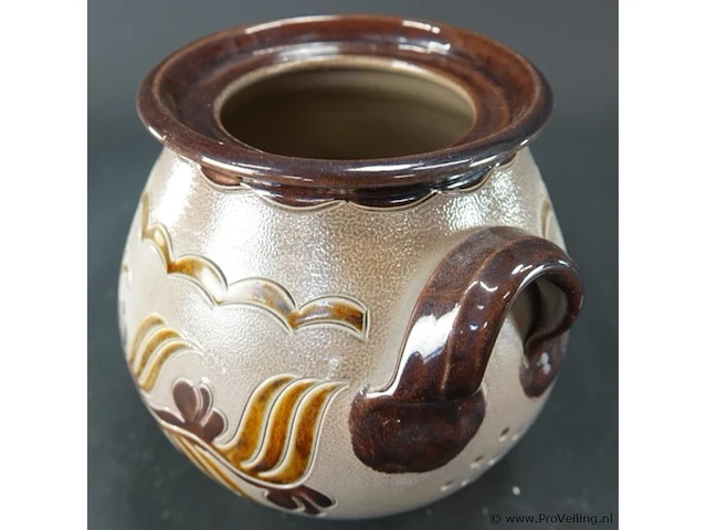 Keramieken pot met twee handvatten en een reliëfbladmotief in aardetinten, lijkend op traditioneel zoutgeglazuurd aardewerk uit west-duitsland (westerwald) - afbeelding 3 van  5
