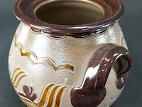 Keramieken pot met twee handvatten en een reliëfbladmotief in aardetinten, lijkend op traditioneel zoutgeglazuurd aardewerk uit west-duitsland (westerwald) - afbeelding 3 van  5