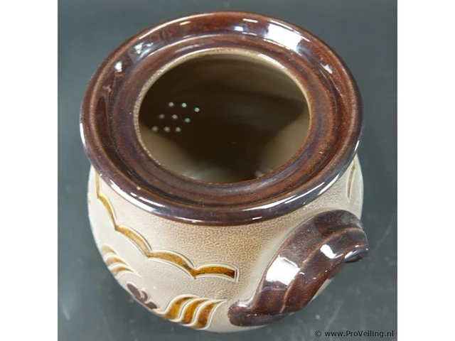 Keramieken pot met twee handvatten en een reliëfbladmotief in aardetinten, lijkend op traditioneel zoutgeglazuurd aardewerk uit west-duitsland (westerwald) - afbeelding 4 van  5