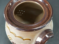 Keramieken pot met twee handvatten en een reliëfbladmotief in aardetinten, lijkend op traditioneel zoutgeglazuurd aardewerk uit west-duitsland (westerwald) - afbeelding 4 van  5