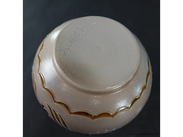 Keramieken pot met twee handvatten en een reliëfbladmotief in aardetinten, lijkend op traditioneel zoutgeglazuurd aardewerk uit west-duitsland (westerwald) - afbeelding 5 van  5