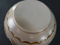 Keramieken pot met twee handvatten en een reliëfbladmotief in aardetinten, lijkend op traditioneel zoutgeglazuurd aardewerk uit west-duitsland (westerwald) - afbeelding 5 van  5