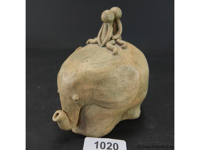 Keramieken sculptuur van een olifant met twee figuurtjes op zijn rug - afbeelding 1 van  5