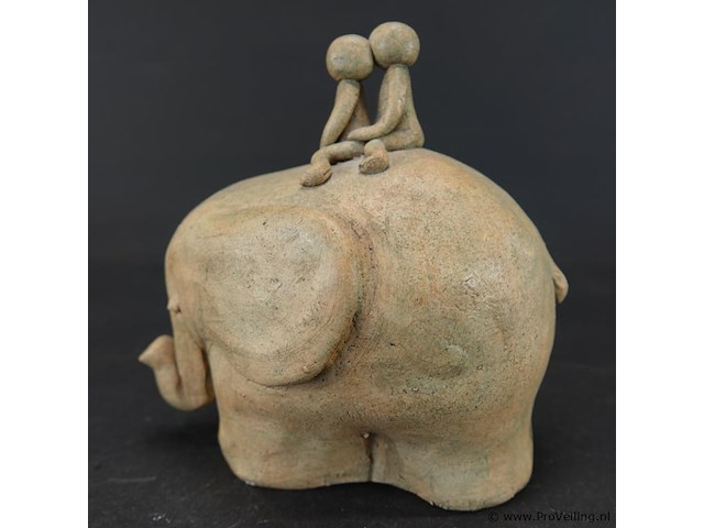 Keramieken sculptuur van een olifant met twee figuurtjes op zijn rug - afbeelding 2 van  5
