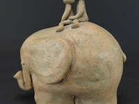 Keramieken sculptuur van een olifant met twee figuurtjes op zijn rug - afbeelding 2 van  5