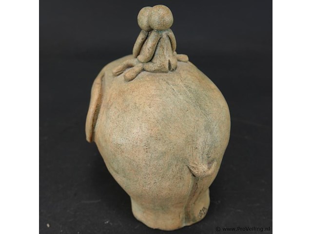 Keramieken sculptuur van een olifant met twee figuurtjes op zijn rug - afbeelding 3 van  5