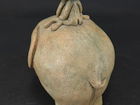 Keramieken sculptuur van een olifant met twee figuurtjes op zijn rug - afbeelding 3 van  5