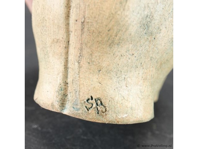 Keramieken sculptuur van een olifant met twee figuurtjes op zijn rug - afbeelding 4 van  5