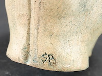 Keramieken sculptuur van een olifant met twee figuurtjes op zijn rug - afbeelding 4 van  5