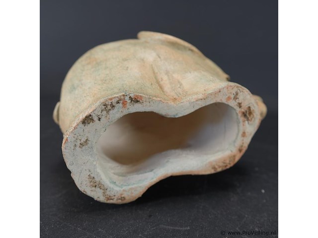 Keramieken sculptuur van een olifant met twee figuurtjes op zijn rug - afbeelding 5 van  5