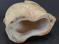 Keramieken sculptuur van een olifant met twee figuurtjes op zijn rug - afbeelding 5 van  5