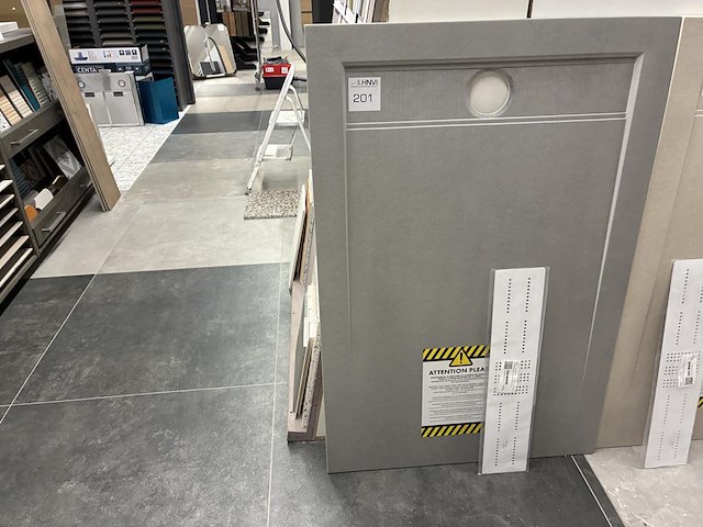 Keramische douchevloerplaat met afmeting 80,5 x 120,5 x 2,8 cm. - afbeelding 1 van  3