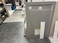 Keramische douchevloerplaat met afmeting 80,5 x 120,5 x 2,8 cm.