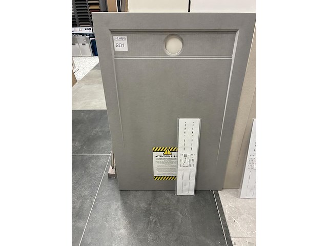 Keramische douchevloerplaat met afmeting 80,5 x 120,5 x 2,8 cm. - afbeelding 2 van  3