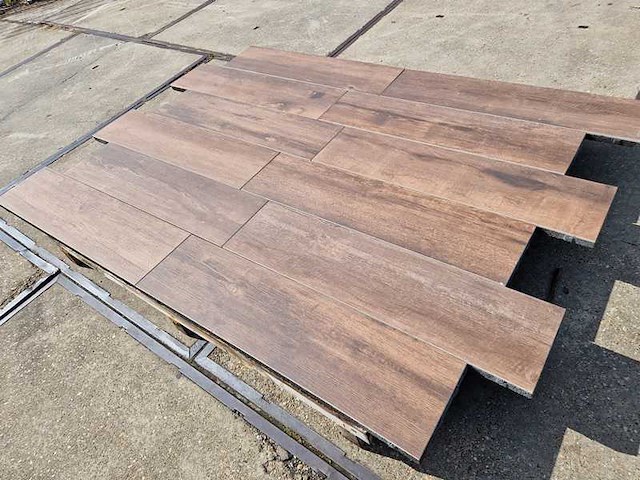 Keramische tegels met betonnen onderlaag voor de tuin (ca. 108m²) - afbeelding 1 van  1