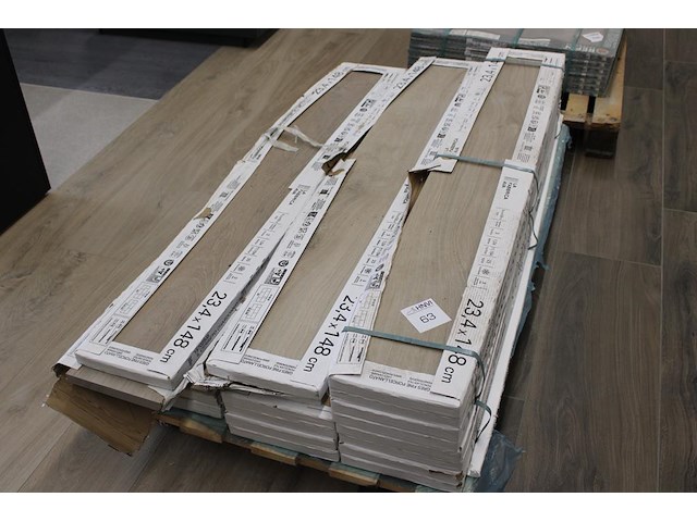 Keramische tegels met houtlook op pallet. afmeting 23,4 x 148 cm. totaal 19 m2. - afbeelding 1 van  2