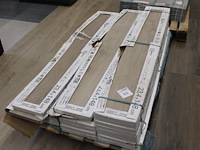Keramische tegels met houtlook op pallet. afmeting 23,4 x 148 cm. totaal 19 m2. - afbeelding 1 van  2