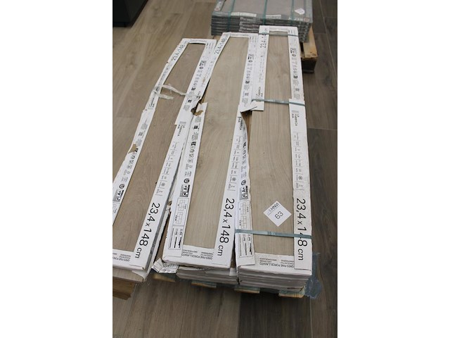 Keramische tegels met houtlook op pallet. afmeting 23,4 x 148 cm. totaal 19 m2. - afbeelding 2 van  2