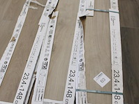 Keramische tegels met houtlook op pallet. afmeting 23,4 x 148 cm. totaal 19 m2. - afbeelding 2 van  2