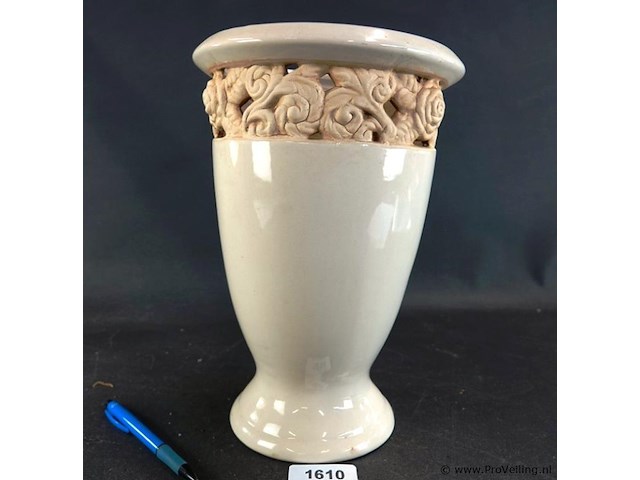Keramische vaas met sculptuurrand - afbeelding 2 van  5