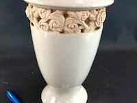 Keramische vaas met sculptuurrand