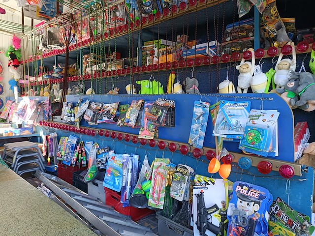 Kermiskraam, prijzenpaleis, touwtje trekken, 1982 - afbeelding 5 van  44