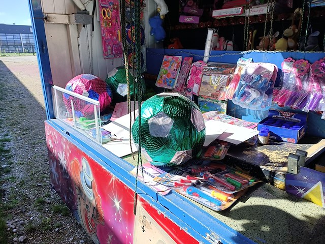 Kermiskraam, prijzenpaleis, touwtje trekken, 1982 - afbeelding 6 van  44