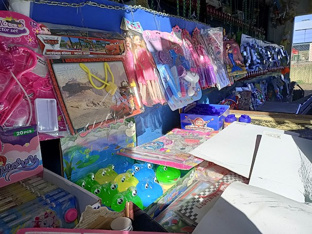 Kermiskraam, prijzenpaleis, touwtje trekken, 1982 - afbeelding 10 van  44