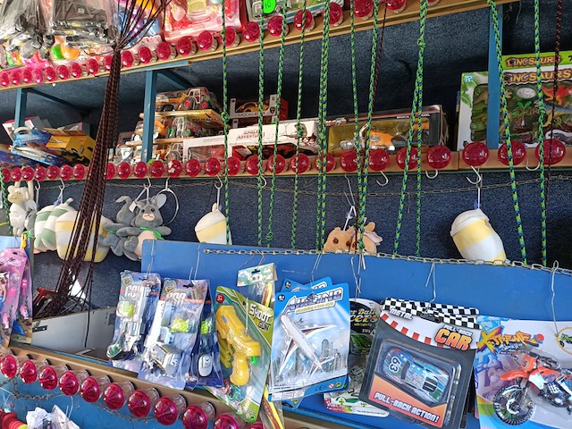 Kermiskraam, prijzenpaleis, touwtje trekken, 1982 - afbeelding 11 van  44