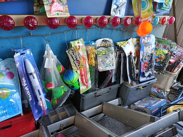 Kermiskraam, prijzenpaleis, touwtje trekken, 1982 - afbeelding 14 van  44