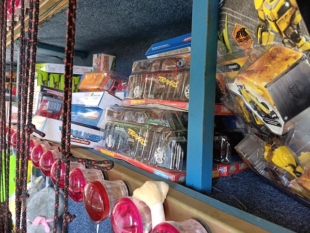 Kermiskraam, prijzenpaleis, touwtje trekken, 1982 - afbeelding 19 van  44