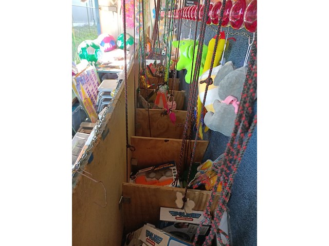 Kermiskraam, prijzenpaleis, touwtje trekken, 1982 - afbeelding 20 van  44