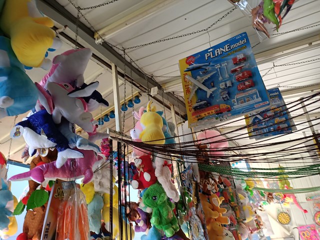 Kermiskraam, prijzenpaleis, touwtje trekken, 1982 - afbeelding 21 van  44