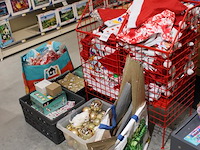 Kerstartikelen w.o. grote hoeveelheid mutsen, ballen, sterren en verpakkingsmaterialen. in en om twee winke... - afbeelding 2 van  2