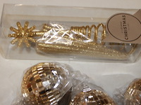 Kerstballen 4x gold en piek 1x - afbeelding 3 van  7