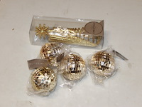 Kerstballen 4x gold en piek 1x - afbeelding 5 van  7