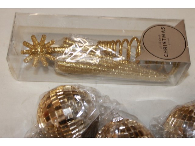 Kerstballen 4x gold en piek 1x - afbeelding 6 van  7