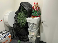 Kerstboom met verlichting en versieringen - afbeelding 1 van  10