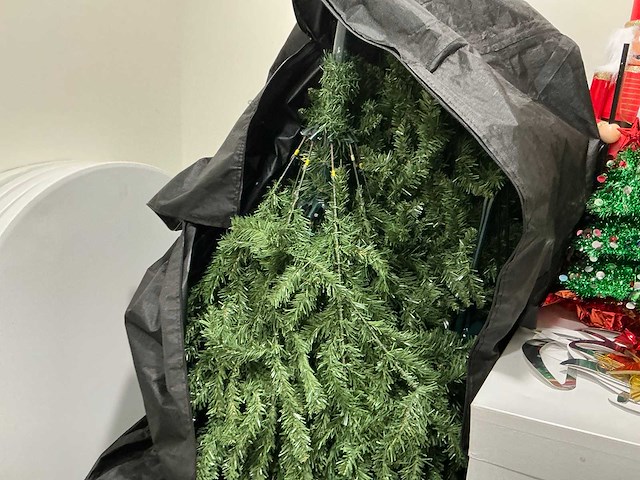 Kerstboom met verlichting en versieringen - afbeelding 3 van  10