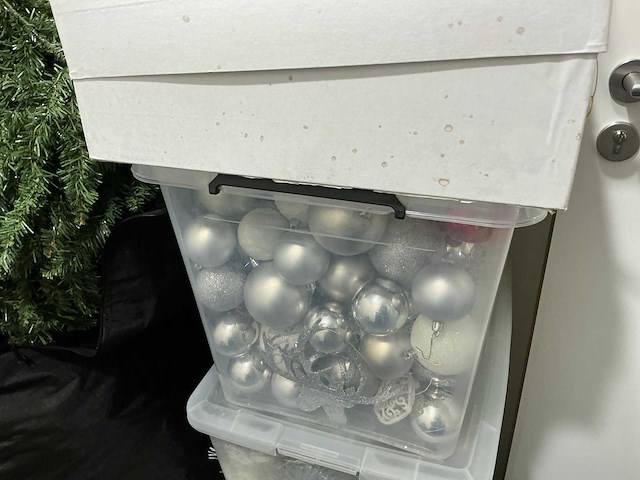 Kerstboom met verlichting en versieringen - afbeelding 5 van  10