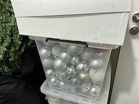 Kerstboom met verlichting en versieringen - afbeelding 5 van  10