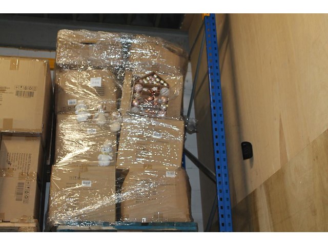 Kerstdecoratie w.o. ballen en boomdecoratie op pallet. - afbeelding 1 van  2