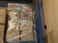 Kerstdecoratie w.o. ballen en boomdecoratie op pallet.