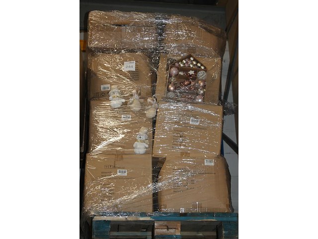 Kerstdecoratie w.o. ballen en boomdecoratie op pallet. - afbeelding 2 van  2