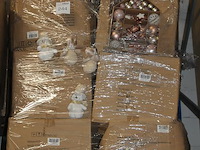 Kerstdecoratie w.o. ballen en boomdecoratie op pallet. - afbeelding 2 van  2