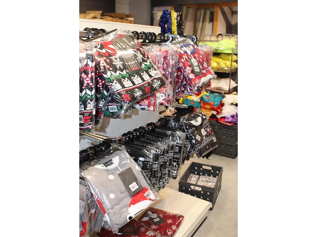 Kerstjurkjes, truien en suits aan zevendelige wandstelling aan wandrek, ruim 300 stuks. - afbeelding 3 van  13