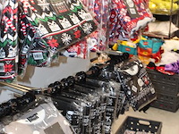Kerstjurkjes, truien en suits aan zevendelige wandstelling aan wandrek, ruim 300 stuks. - afbeelding 3 van  13