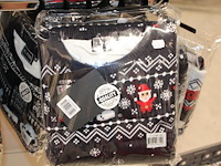 Kerstjurkjes, truien en suits aan zevendelige wandstelling aan wandrek, ruim 300 stuks. - afbeelding 4 van  13